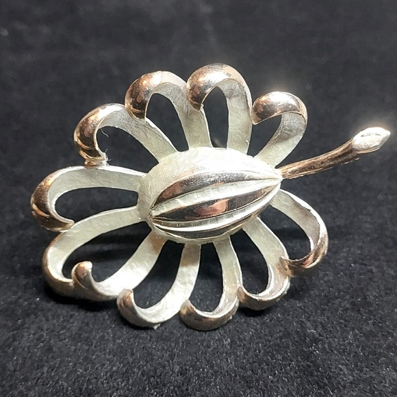 partelli Jewelry - Vintage 🌻💝Pastelli Brooch Abstract Wild Flower White & Gold tone